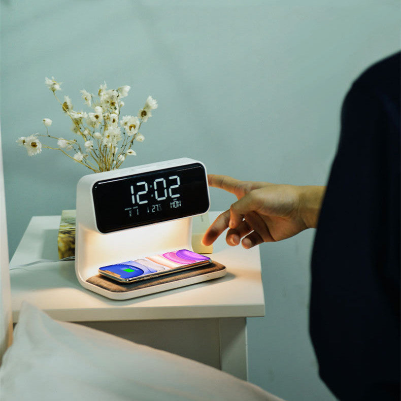 3-in-1 bedlamp met draadloze oplader en wekker