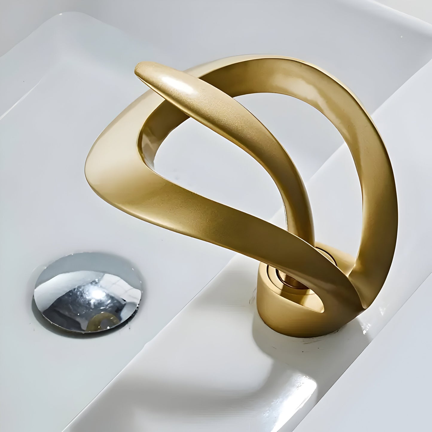AquaGleam minimalistische badkamer wastafel kraan met enkele hendel