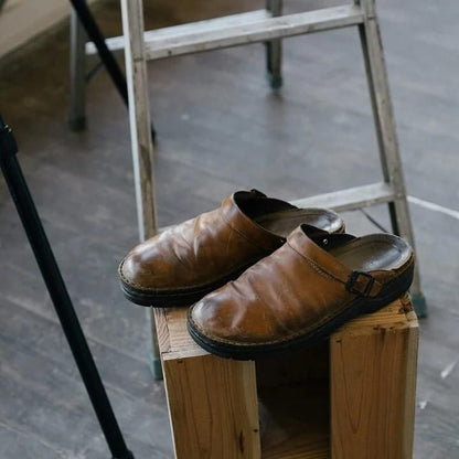 Berken heren leren slippers met verstelbare band en zachte voetbed