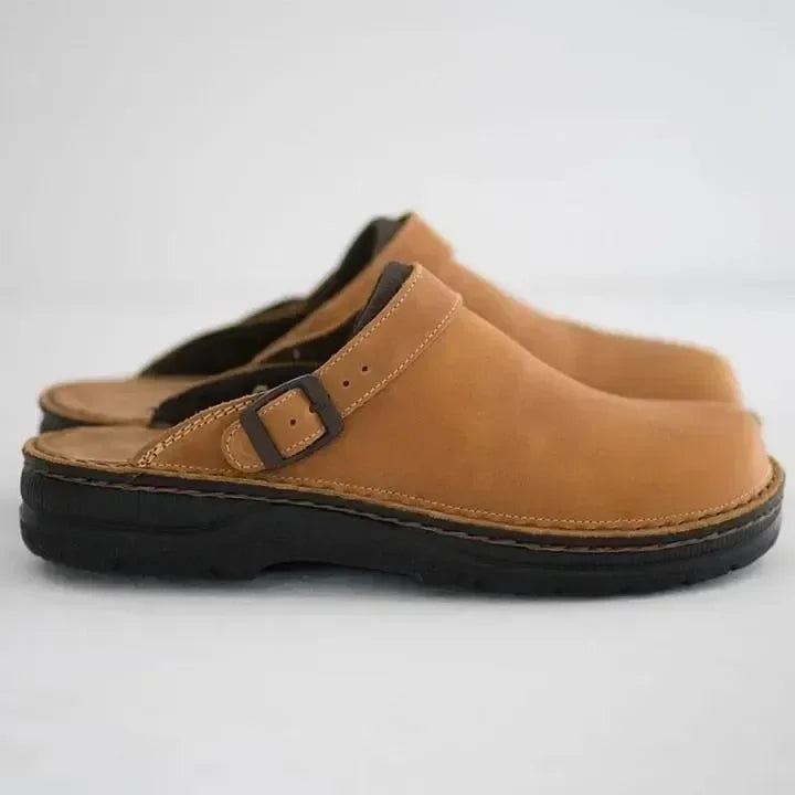 Berken heren leren slippers met verstelbare band en zachte voetbed
