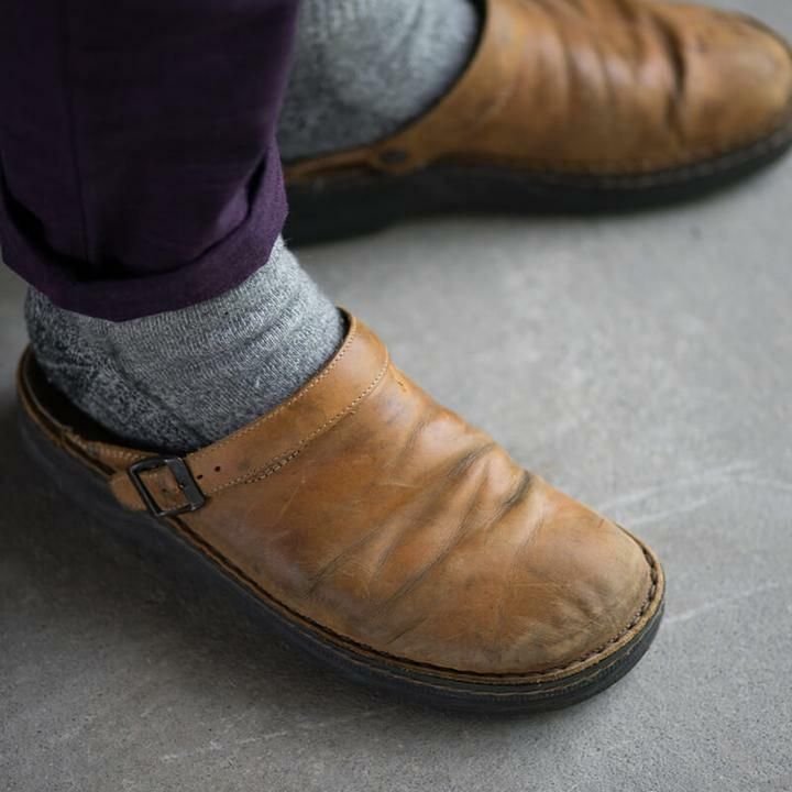 Berken heren leren slippers met verstelbare band en zachte voetbed