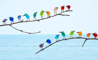 Kleurrijke vogel wanddecoratie gerecyclede zeeglas vogels op tak