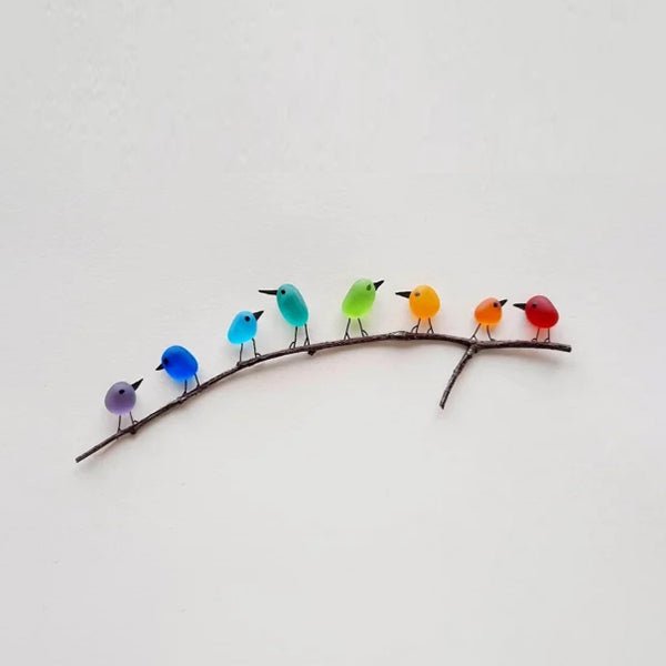 Kleurrijke vogel wanddecoratie gerecyclede zeeglas vogels op tak