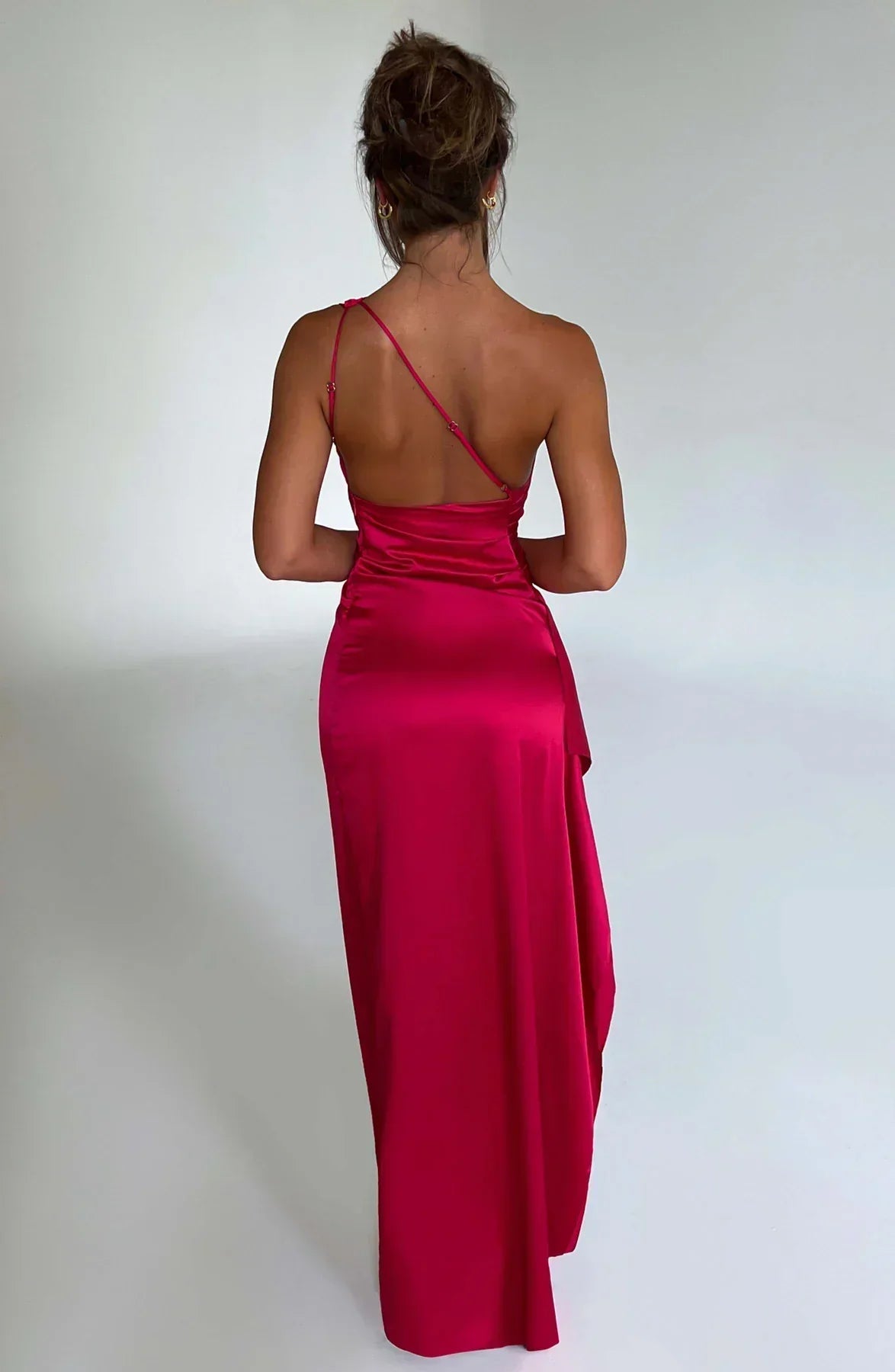 Eliana off-shoulder geplooide satijnen jurk