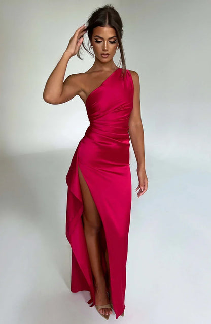 Eliana off-shoulder geplooide satijnen jurk