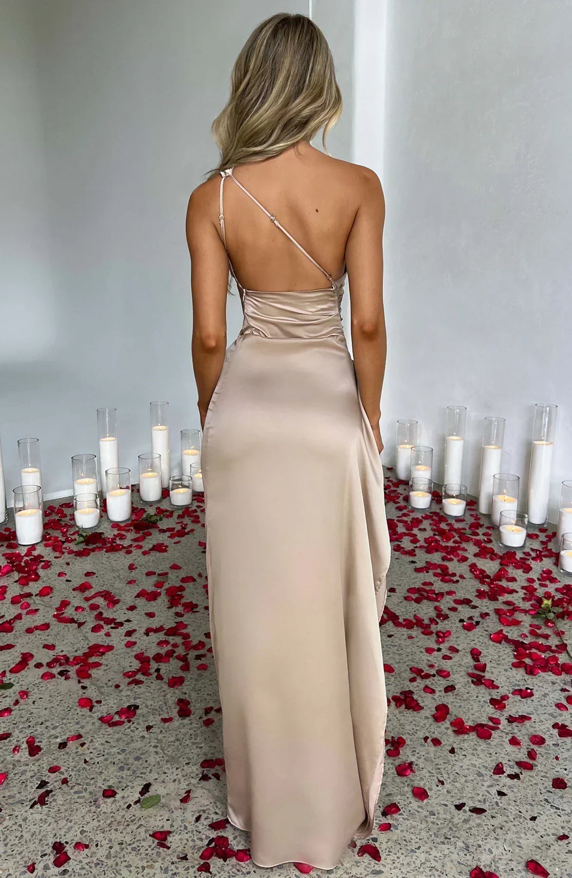 Eliana off-shoulder geplooide satijnen jurk