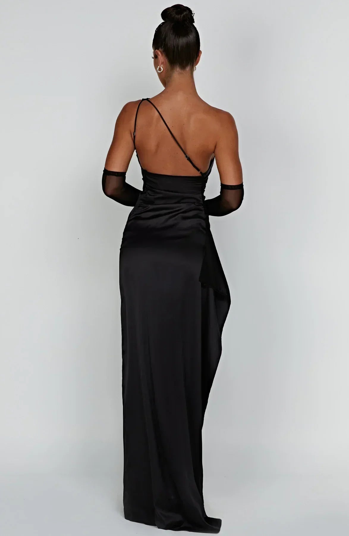 Eliana off-shoulder geplooide satijnen jurk