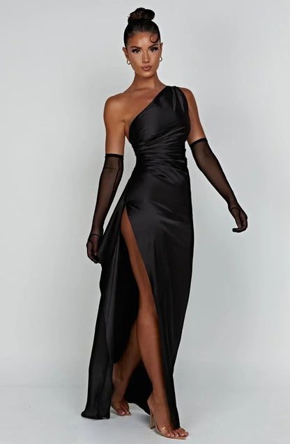 Eliana off-shoulder geplooide satijnen jurk