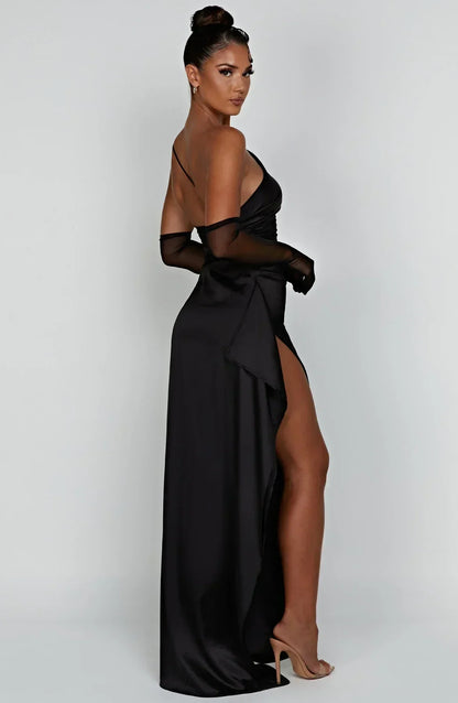 Eliana off-shoulder geplooide satijnen jurk