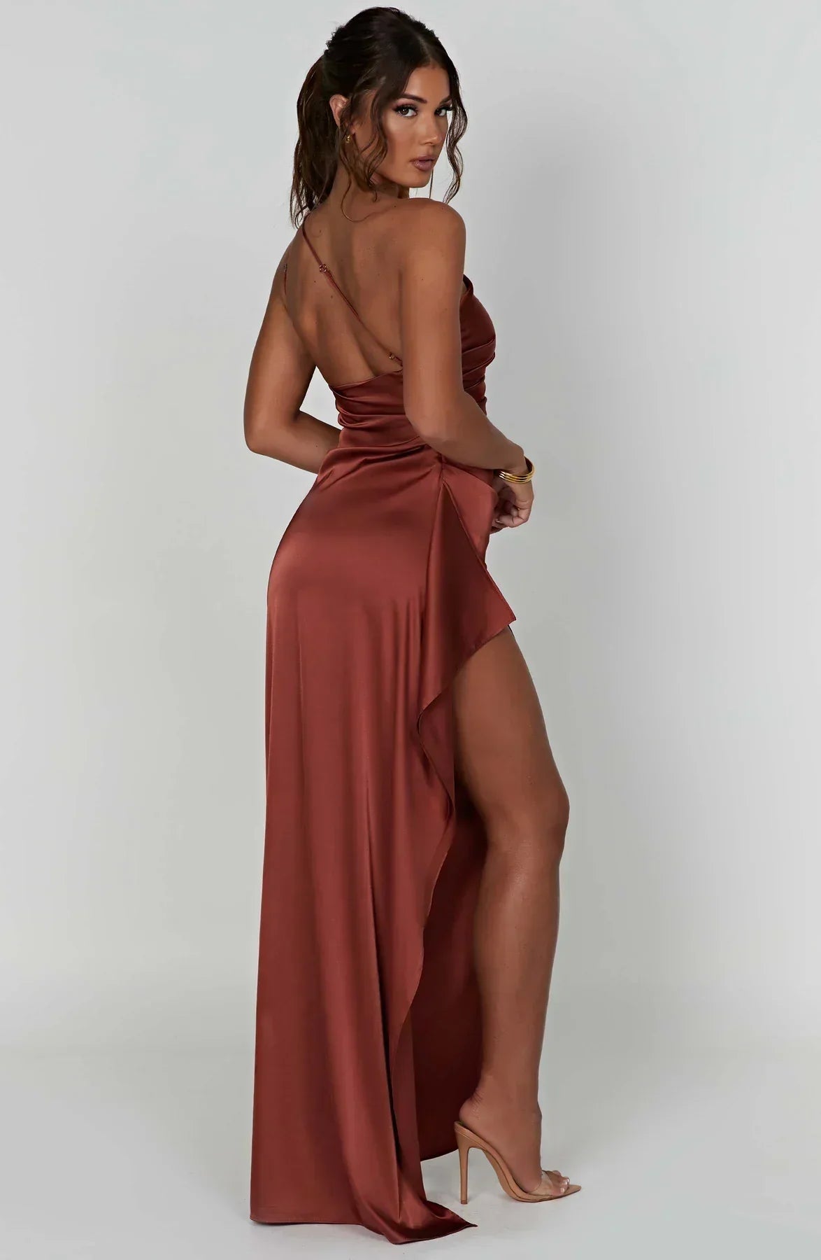 Eliana off-shoulder geplooide satijnen jurk