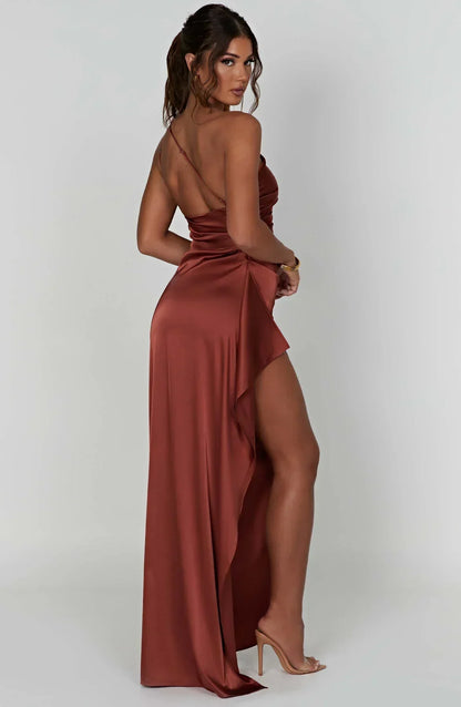 Eliana off-shoulder geplooide satijnen jurk