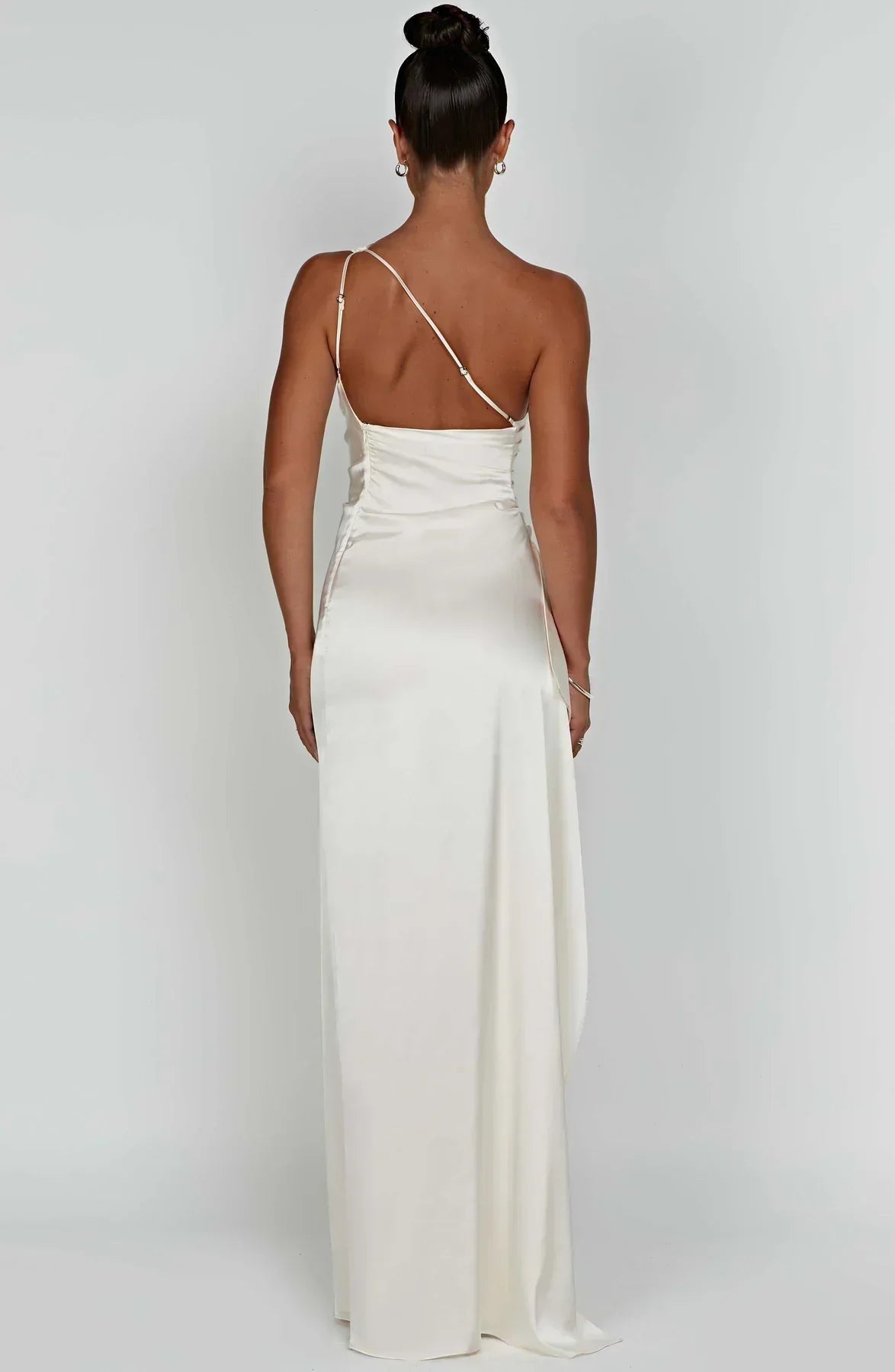 Eliana off-shoulder geplooide satijnen jurk