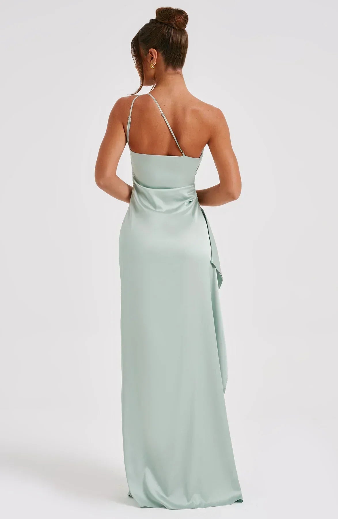 Eliana off-shoulder geplooide satijnen jurk