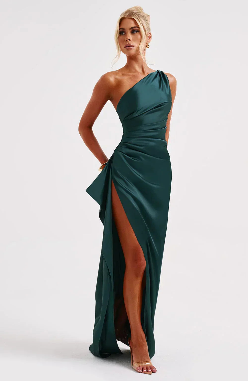 Eliana off-shoulder geplooide satijnen jurk
