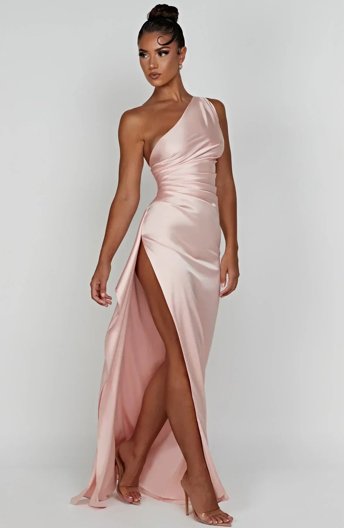 Eliana off-shoulder geplooide satijnen jurk