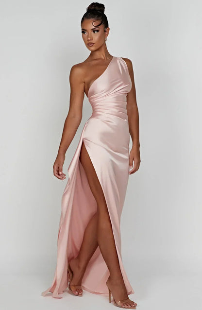Eliana off-shoulder geplooide satijnen jurk