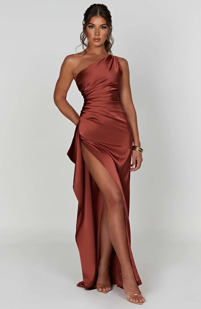 Eliana off-shoulder geplooide satijnen jurk