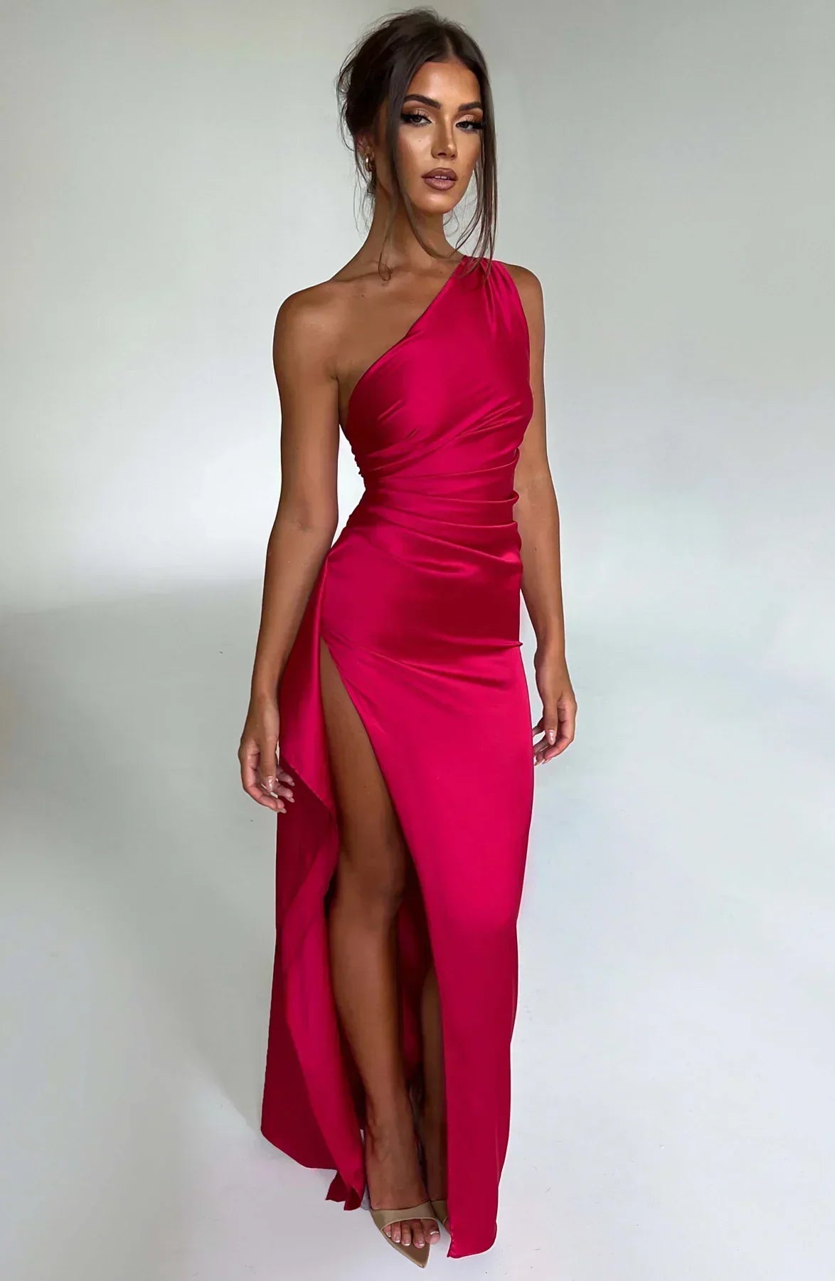Eliana off-shoulder geplooide satijnen jurk