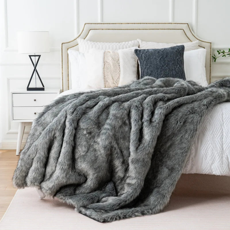 Luxe nepvossenbont plaid met ultra zachte pluche uitstraling en elegant woondecor design