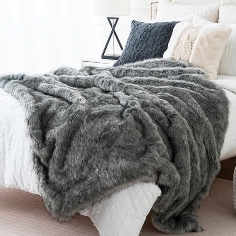 Luxe nepvossenbont plaid met ultra zachte pluche uitstraling en elegant woondecor design