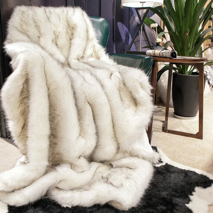 Luxe nepvossenbont plaid met ultra zachte pluche uitstraling en elegant woondecor design
