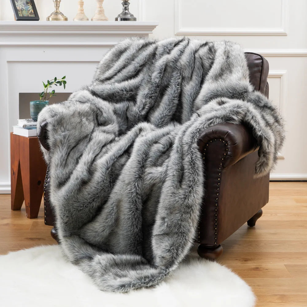 Luxe nepvossenbont plaid met ultra zachte pluche uitstraling en elegant woondecor design