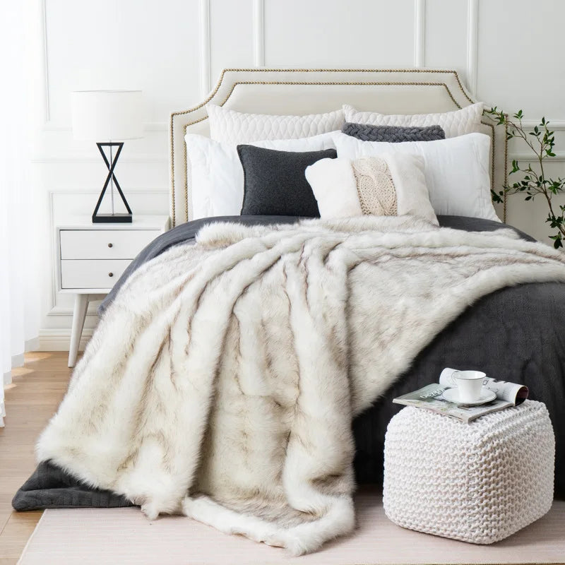 Luxe nepvossenbont plaid met ultra zachte pluche uitstraling en elegant woondecor design