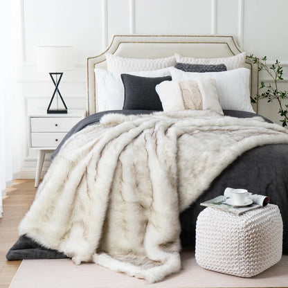 Luxe nepvossenbont plaid met ultra zachte pluche uitstraling en elegant woondecor design