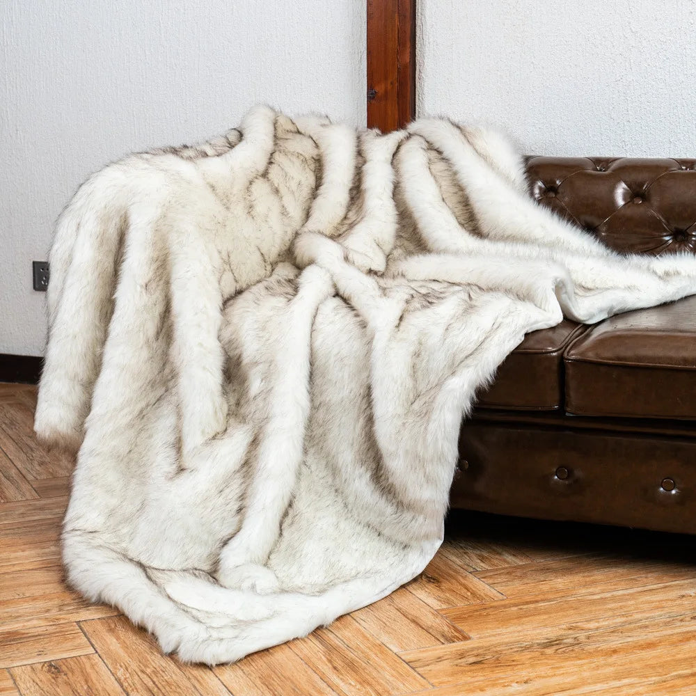 Luxe nepvossenbont plaid met ultra zachte pluche uitstraling en elegant woondecor design