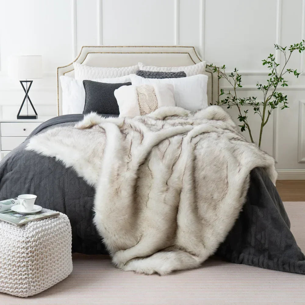 Luxe nepvossenbont plaid met ultra zachte pluche uitstraling en elegant woondecor design