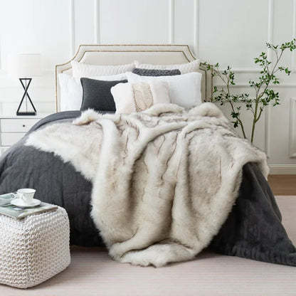 Luxe nepvossenbont plaid met ultra zachte pluche uitstraling en elegant woondecor design