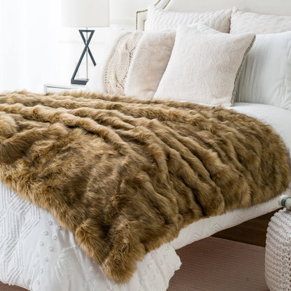 Luxe nepvossenbont plaid met ultra zachte pluche uitstraling en elegant woondecor design