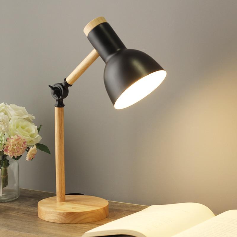Noordse houten bureaulamp met verstelbare arm voor moderne sfeerverlichting