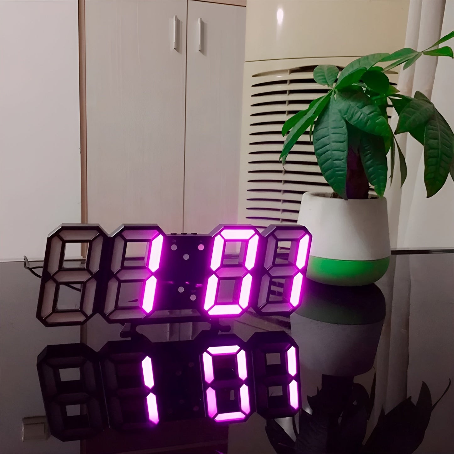 PixelTime 3D LED digitale wandklok met temperatuur, datum en alarm