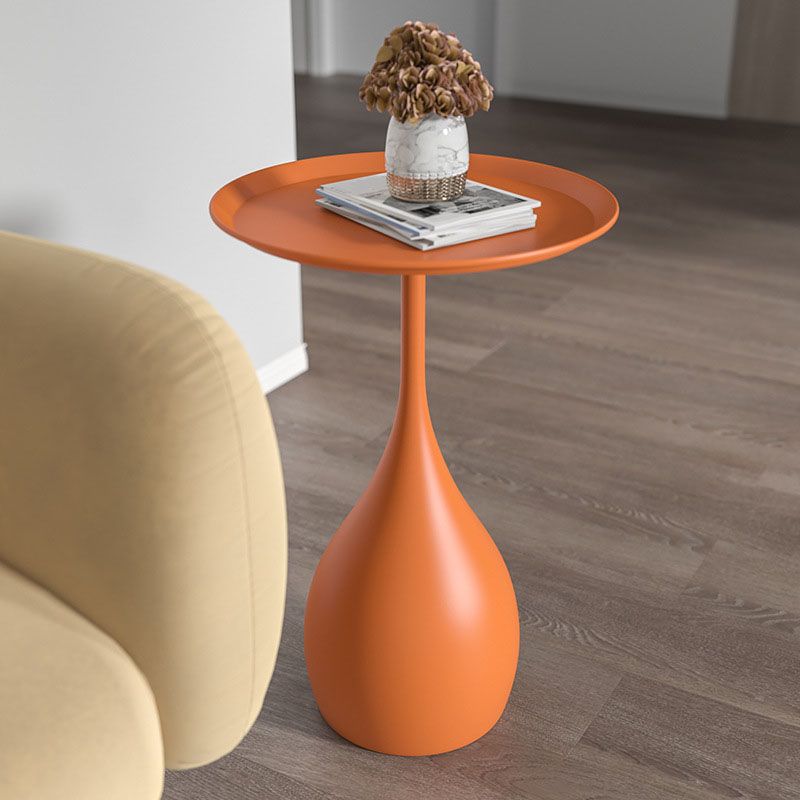 Ronde metalen zuil bijzettafel met modern minimalistisch ontwerp en duurzame ijzeren constructie