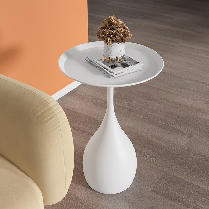 Ronde metalen zuil bijzettafel met modern minimalistisch ontwerp en duurzame ijzeren constructie
