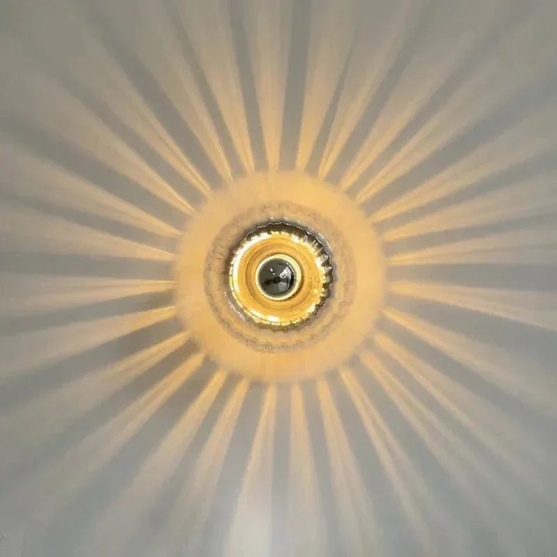 Scandinavische Bauhaus wandlamp met glazen kap en modern minimalistisch ontwerp