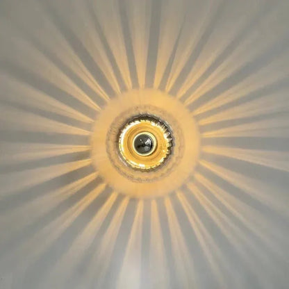 Scandinavische Bauhaus wandlamp met glazen kap en modern minimalistisch ontwerp