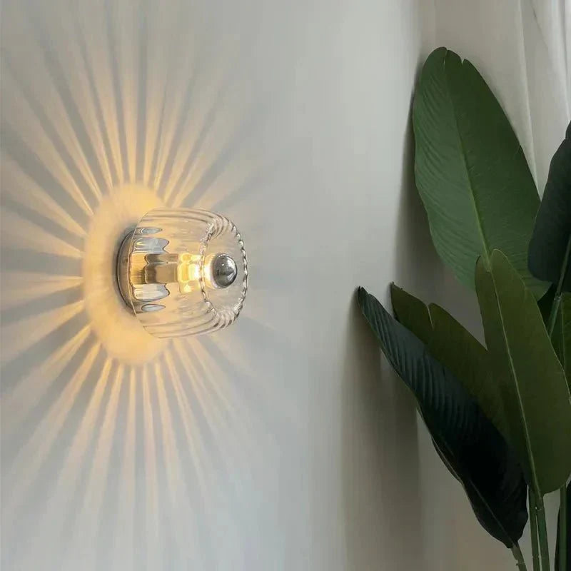 Scandinavische Bauhaus wandlamp met glazen kap en modern minimalistisch ontwerp