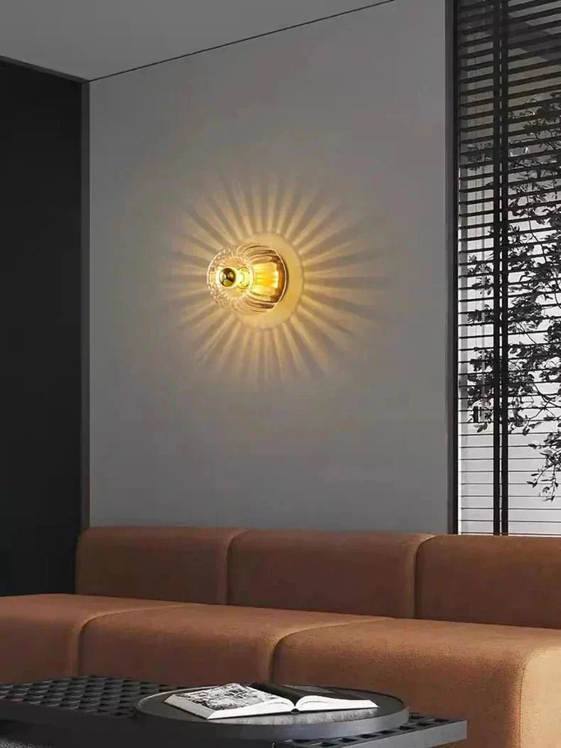 Scandinavische Bauhaus wandlamp met glazen kap en modern minimalistisch ontwerp