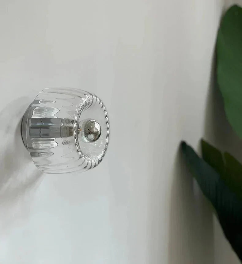 Scandinavische Bauhaus wandlamp met glazen kap en modern minimalistisch ontwerp