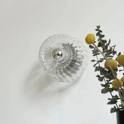Scandinavische Bauhaus wandlamp met glazen kap en modern minimalistisch ontwerp