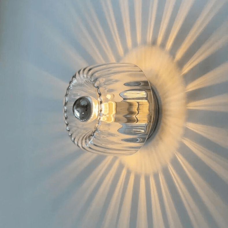 Scandinavische Bauhaus wandlamp met glazen kap en modern minimalistisch ontwerp