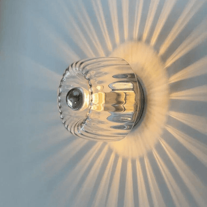 Scandinavische Bauhaus wandlamp met glazen kap en modern minimalistisch ontwerp
