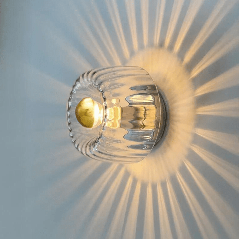 Scandinavische Bauhaus wandlamp met glazen kap en modern minimalistisch ontwerp