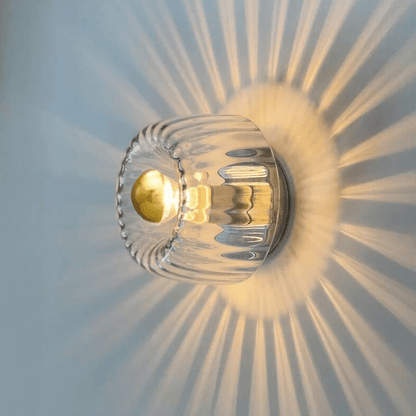 Scandinavische Bauhaus wandlamp met glazen kap en modern minimalistisch ontwerp