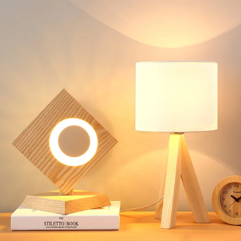 Scandinavische tafellamp met natuurlijke houten voet