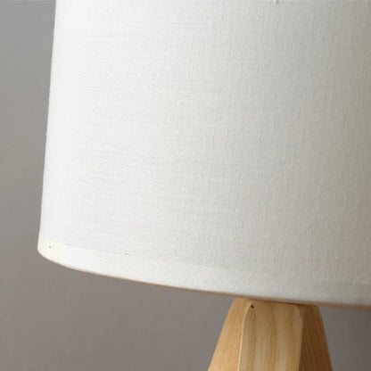 Scandinavische tafellamp met natuurlijke houten voet