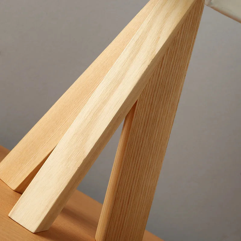 Scandinavische tafellamp met natuurlijke houten voet