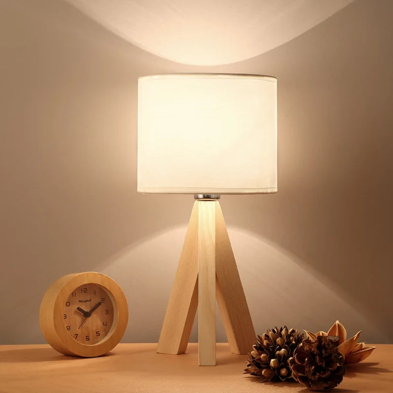 Scandinavische tafellamp met natuurlijke houten voet